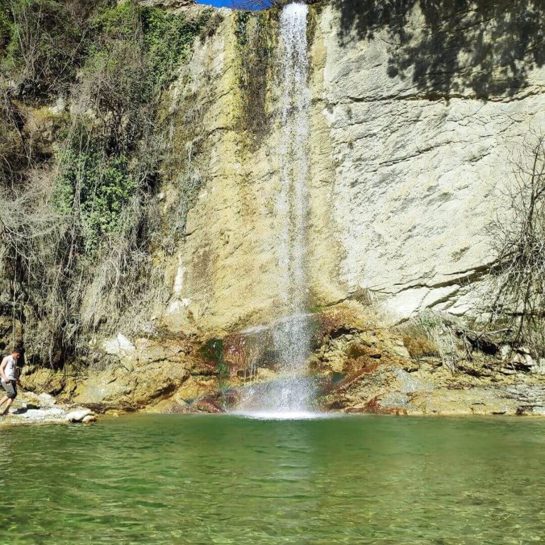 La cascada Shenkoll, ubicada en el pintoresco pueblo de Shenkoll, cerca de Tirana, es una joya escondida apreciada por la comunidad local